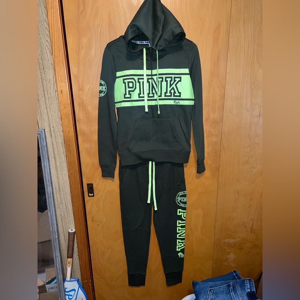 Brand new VS pink set size extra small